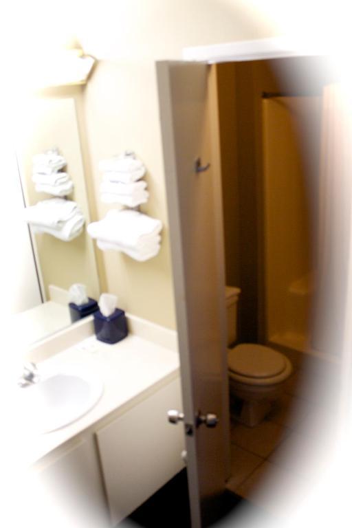 Holland Inn And Suites Taft Стая снимка